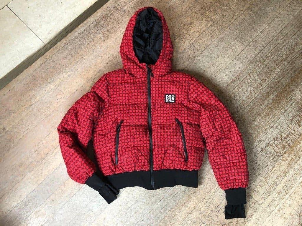 Nikkie Ski Pufferjack - Rood met Zwart Patroon mt 40 ZGAN, Kleding | Dames, Maat 38/40 (M), Ophalen of Verzenden, Zo goed als nieuw