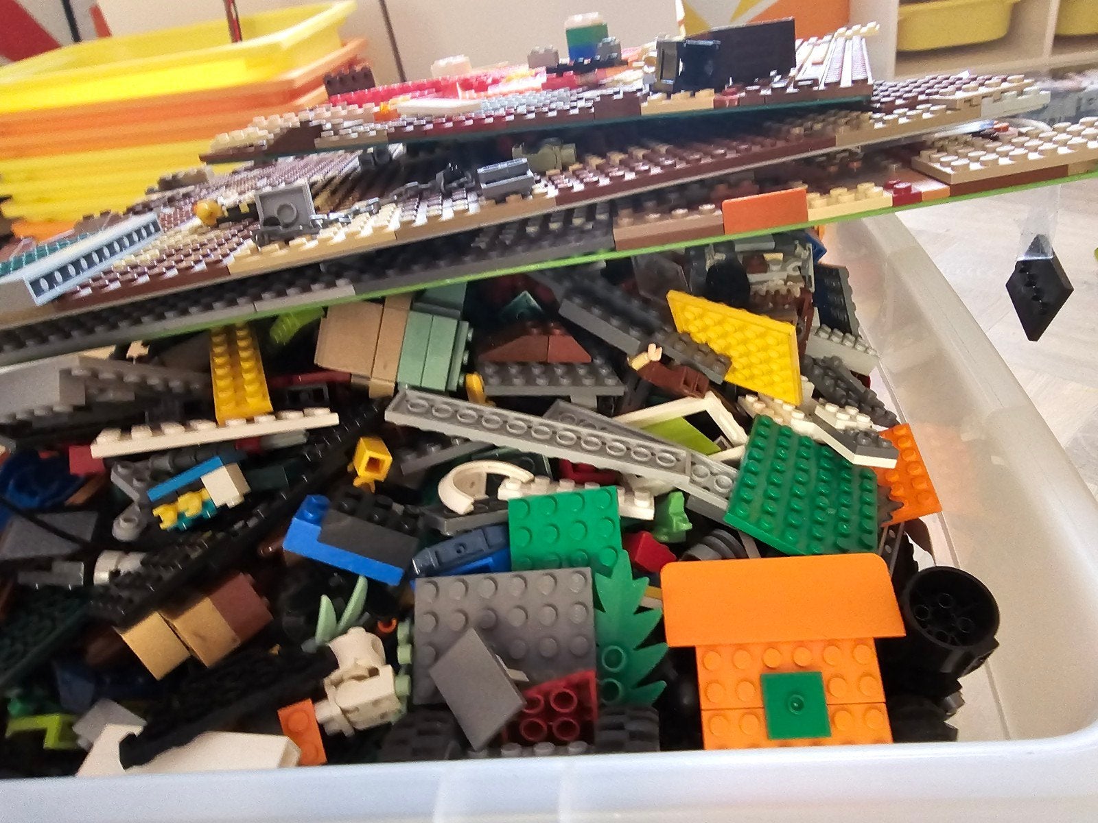Grote doos vol diverse Lego stenen en platen, Gebruikt, Inclusief extra onderdelen, Lego, Ophalen of Verzenden
