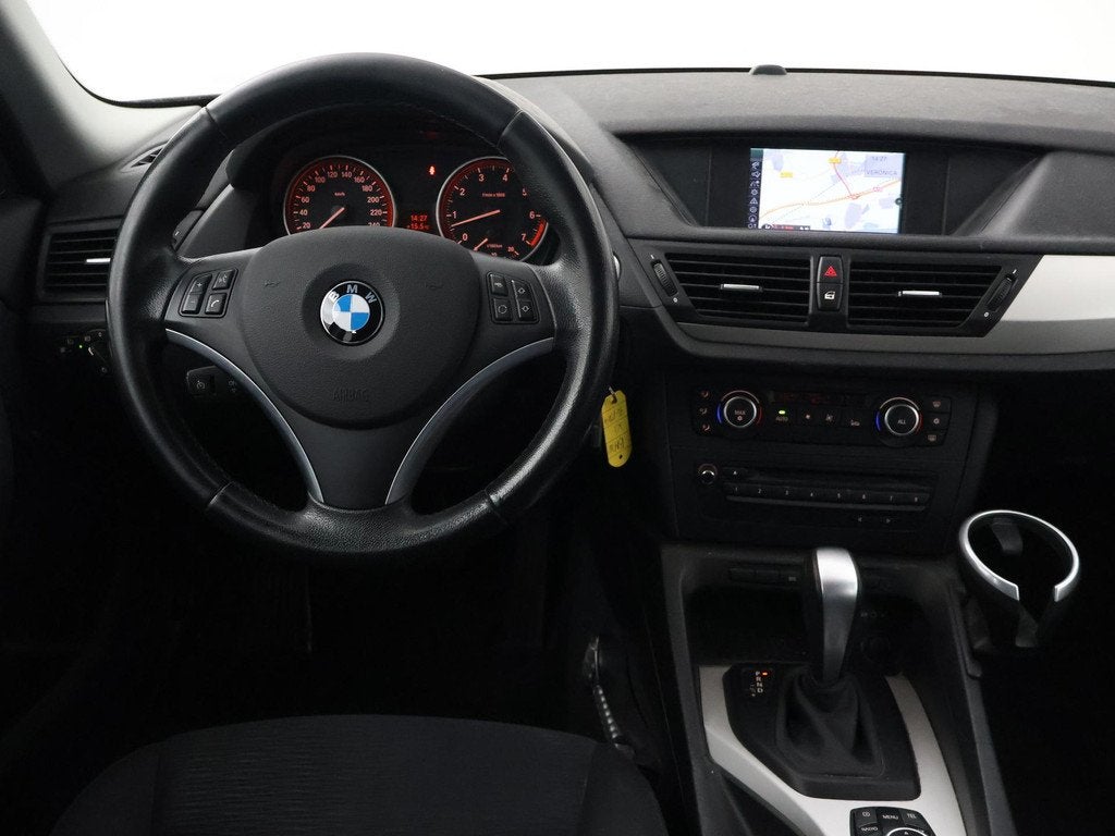 BMW X1 sDrive18i 150 PK EXECUTIVE AUT. + TREKHAAK | NAVIGATI, Auto's, BMW, Euro 5, 4 cilinders, Origineel Nederlands, Parkeersensor