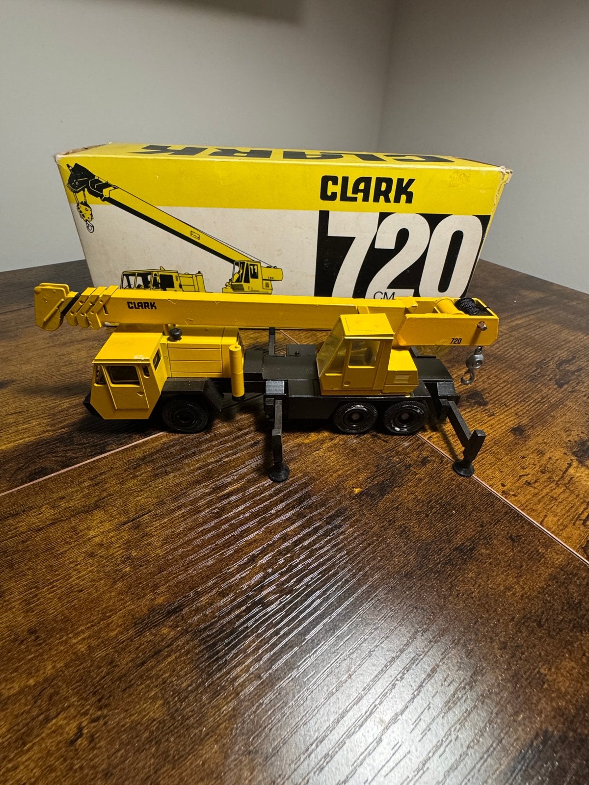 Conrad Gescha Clark 720 CM – Vintage Kraan 1:50 – Met Doos, Hobby en Vrije tijd, Ophalen of Verzenden, Zo goed als nieuw, Hijskraan, Tractor of Landbouw