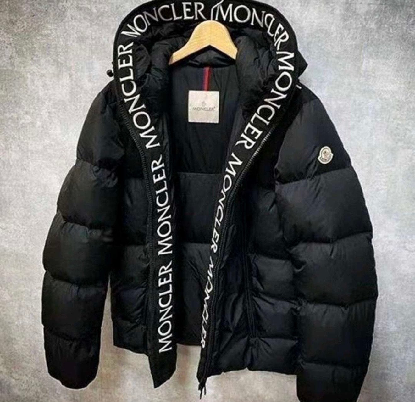 Moncler Puffer Jas Zwart met Logo Details, Ophalen of Verzenden, Zo goed als nieuw, Overige maten, Zwart