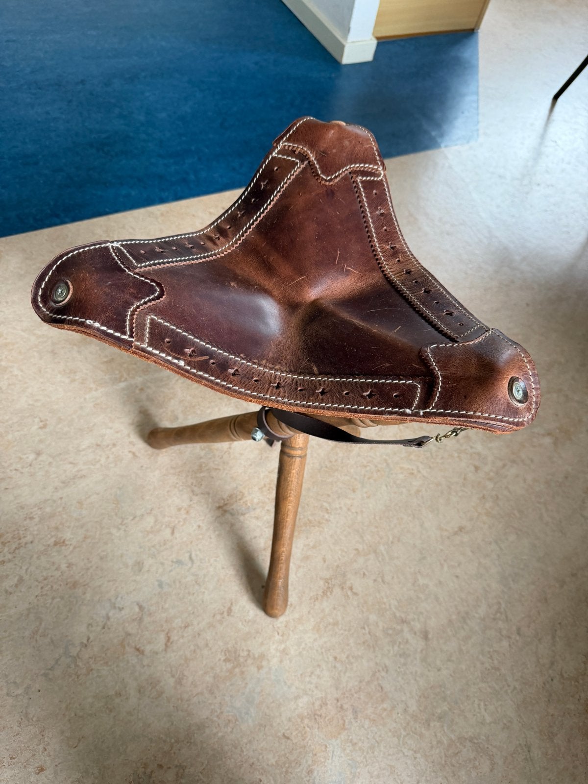 Vintage lederen driepoot krukje - jachtkruk, Ophalen of Verzenden