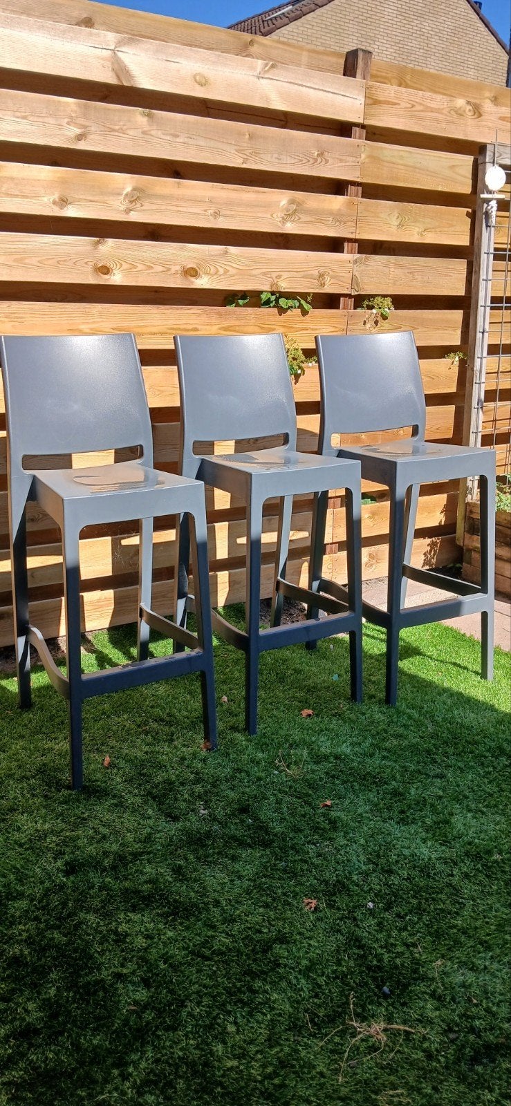 Set van houten bartafel + 3 grijze kunststof barkrukken, Ophalen, Gebruikt