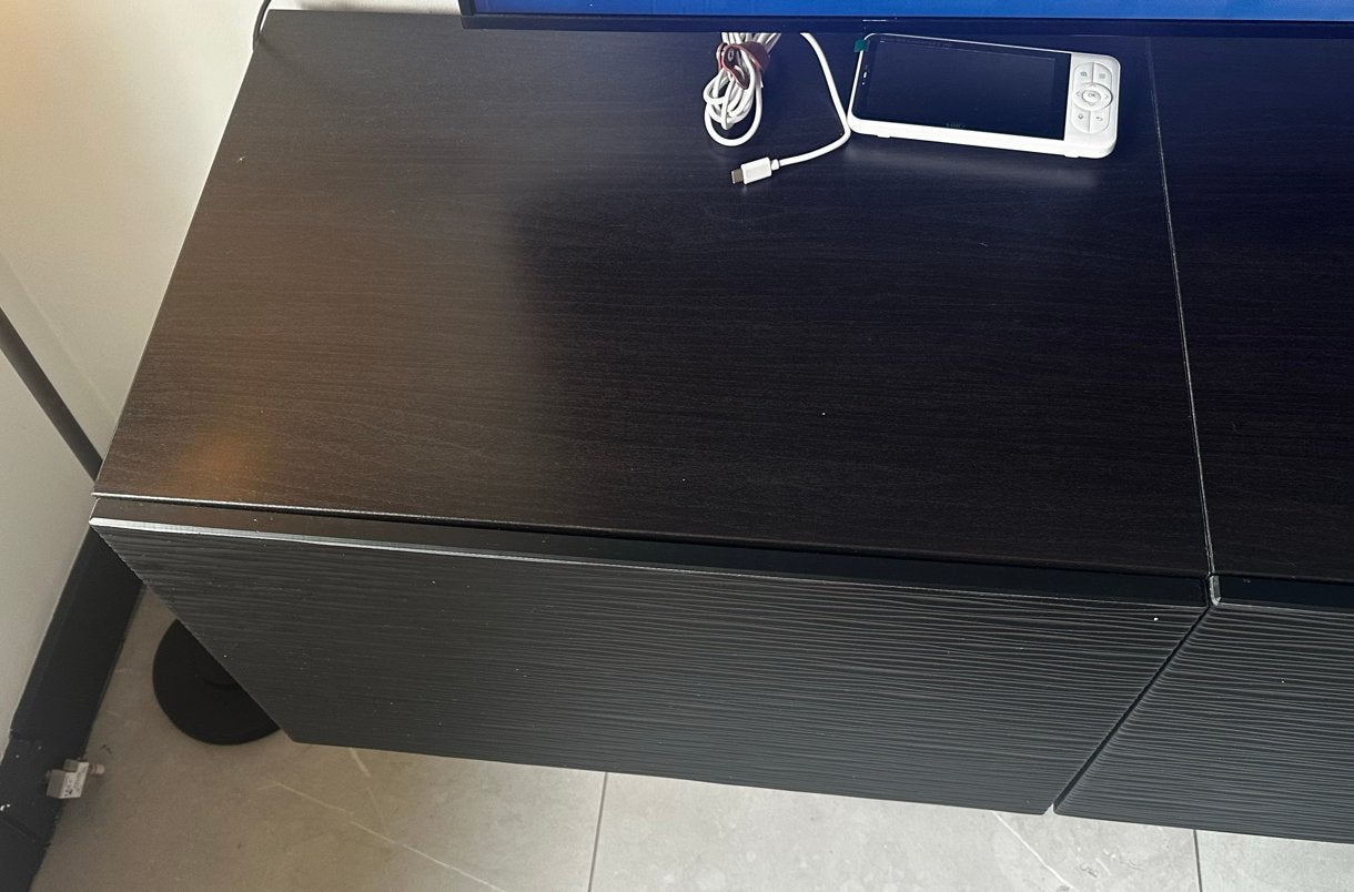 Foto 4 van Zwart zwevend tv-meubel met golvend design
