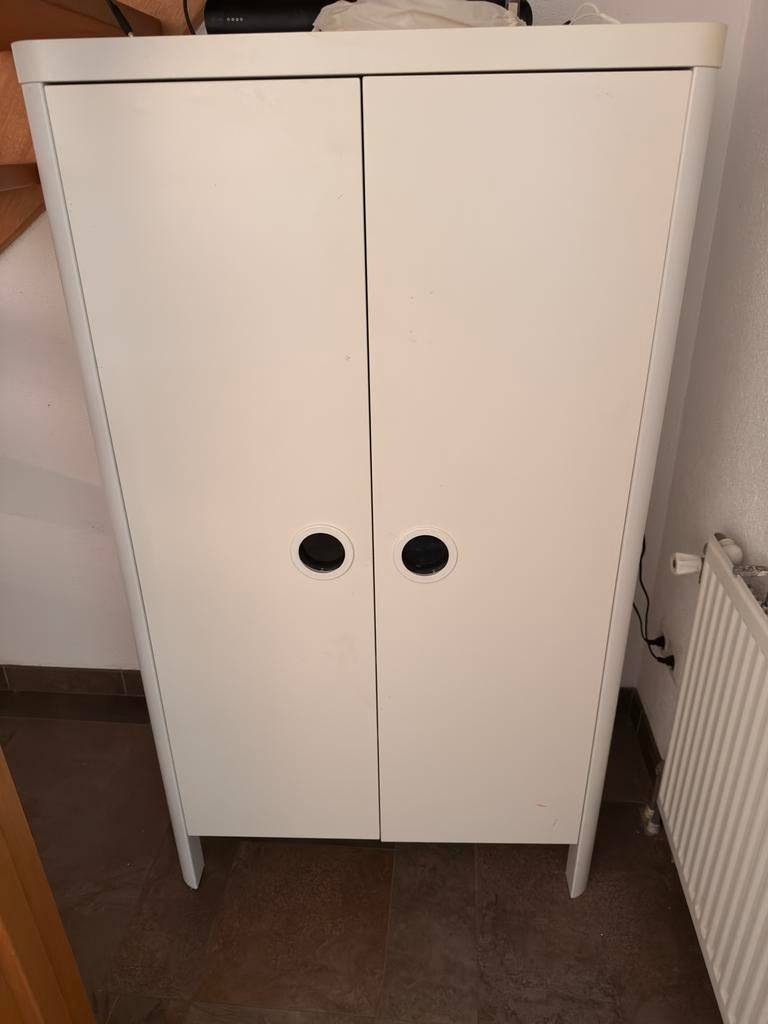 Witte kledingkast met hangruimte en planken, Huis en Inrichting, Kasten | Roldeurkasten en Archiefkasten, Ophalen, 50 tot 100 cm