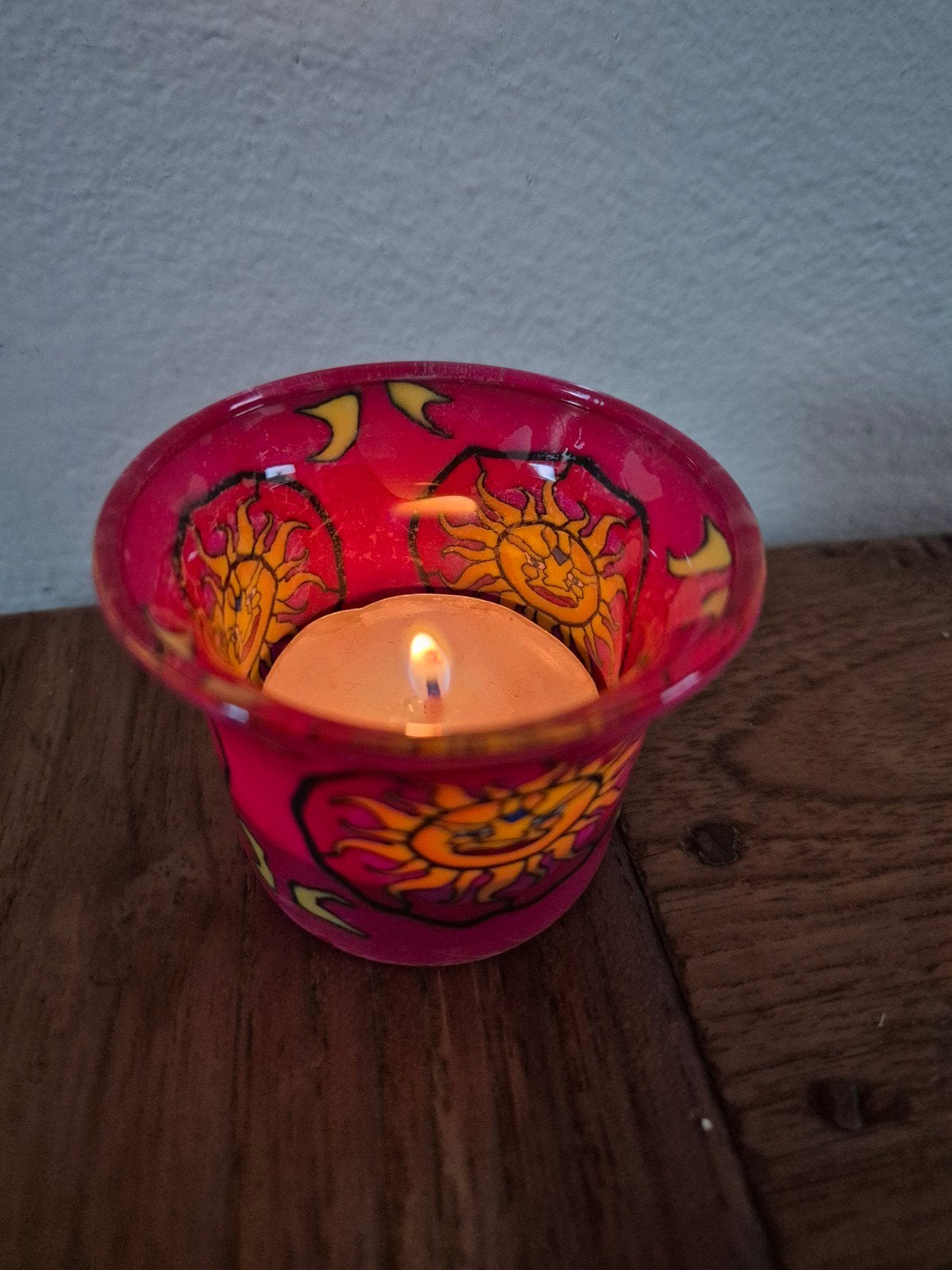 Kleurrijk rood theelichtglas / sfeerlicht met vrolijke zon, Ophalen of Verzenden, Geel, Glas, Waxinelichthouder