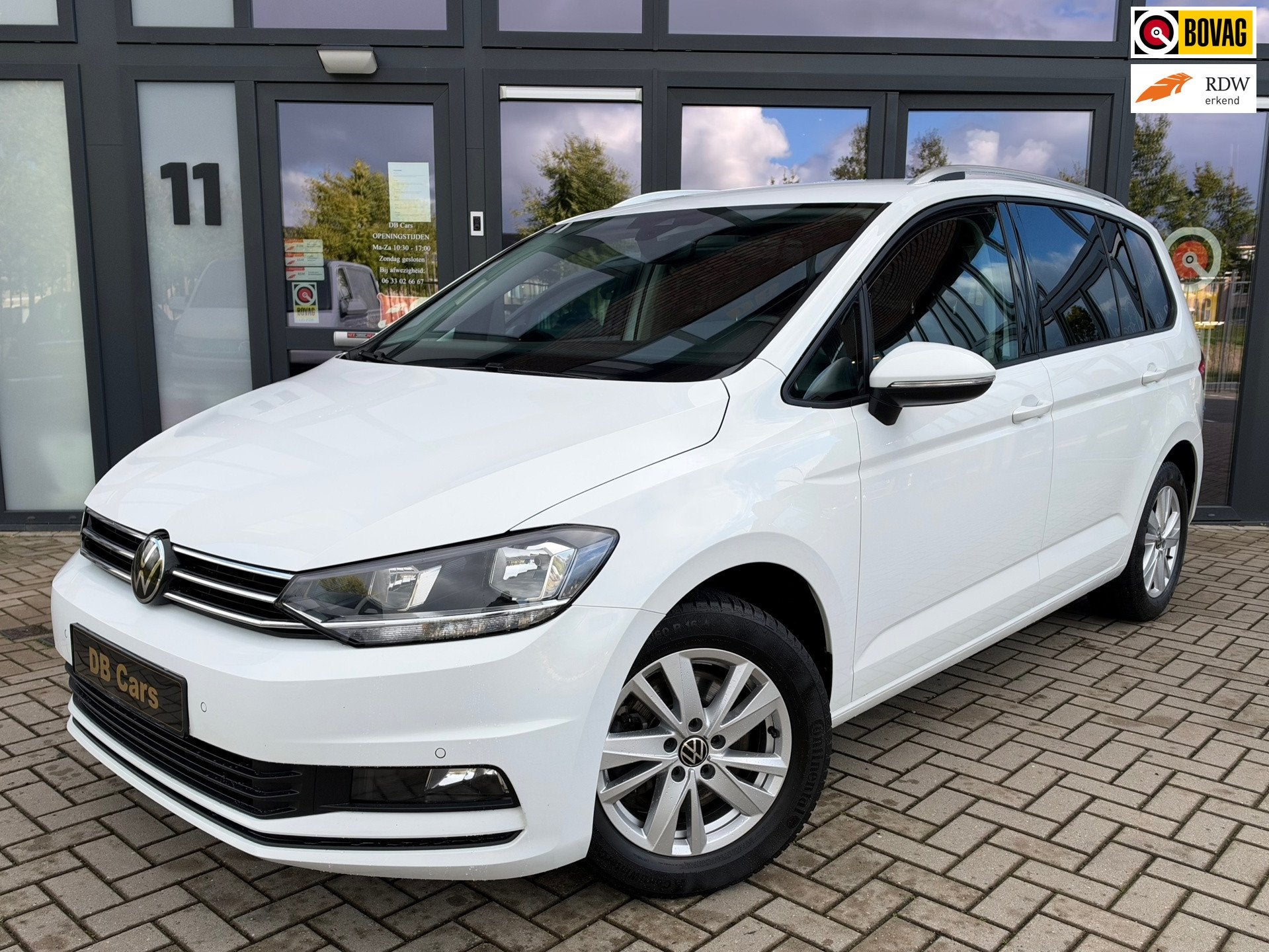 Volkswagen Touran 1.5 TSI,DSG,CAMERA,TREKHAAK,ACC,ASSIST,NIE, Auto's, Dealer onderhouden, Stof, Gebruikt, Zwart