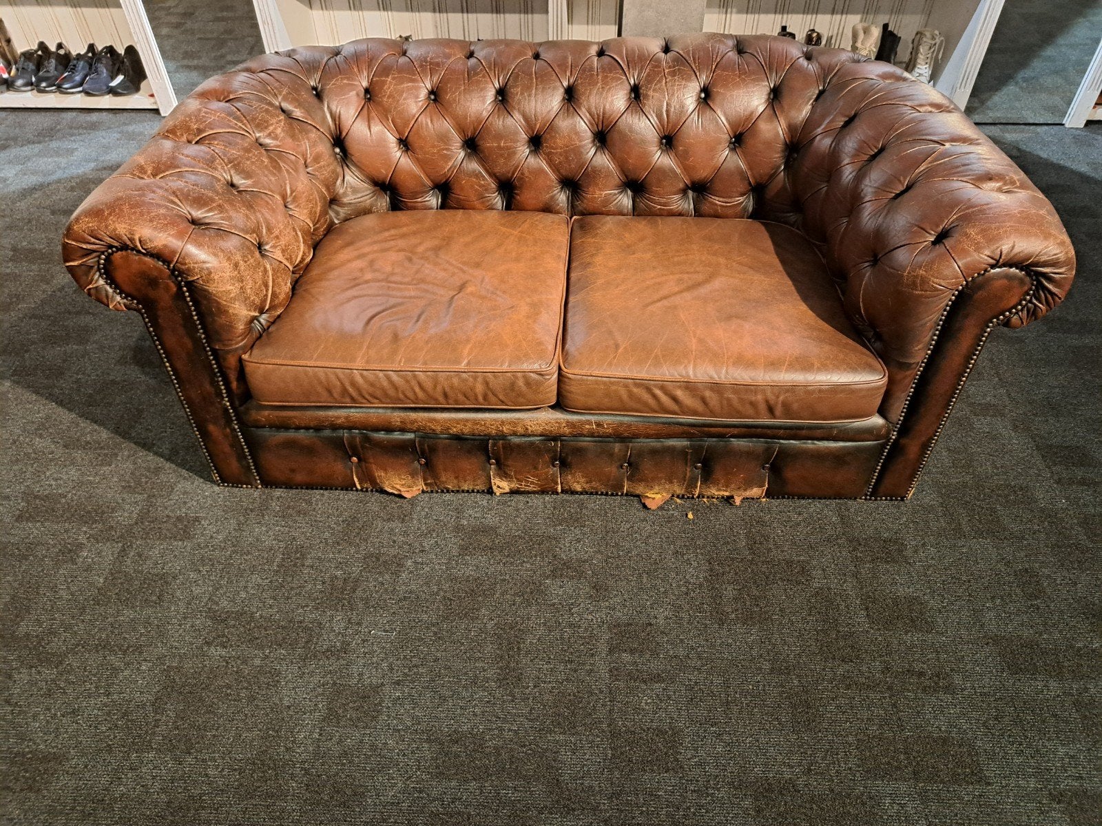 Bruine chesterfield 2 zits bank, Huis en Inrichting, Ophalen, Gebruikt, Driepersoons, 75 tot 100 cm