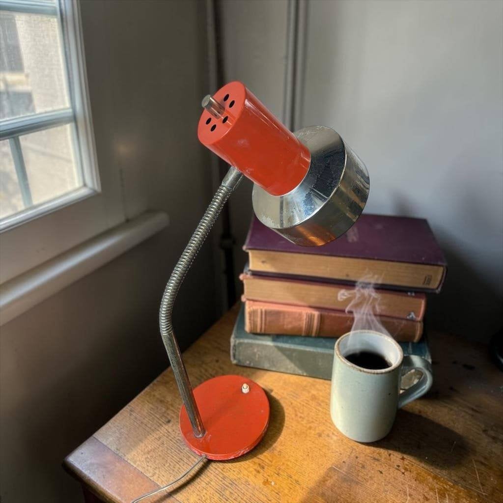 Vintage oranje tafellamp  / desk lamp met  chroom accent, Ophalen