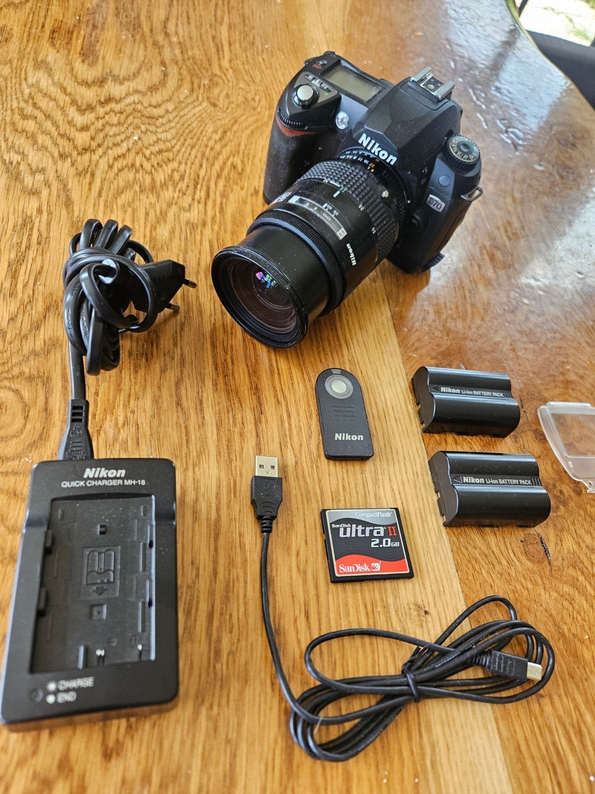 Nikon D70 Spiegelreflexcamera met afstandbed 2x accu en 2GB, Gebruikt, Spiegelreflex, Ophalen of Verzenden, Nikon