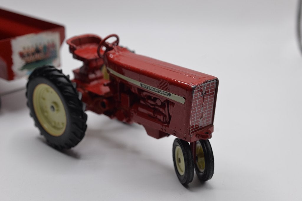 ERTL Internatioal tractor met trailer, Hobby en Vrije tijd, Gebruikt, -, Ophalen of Verzenden, ERTL