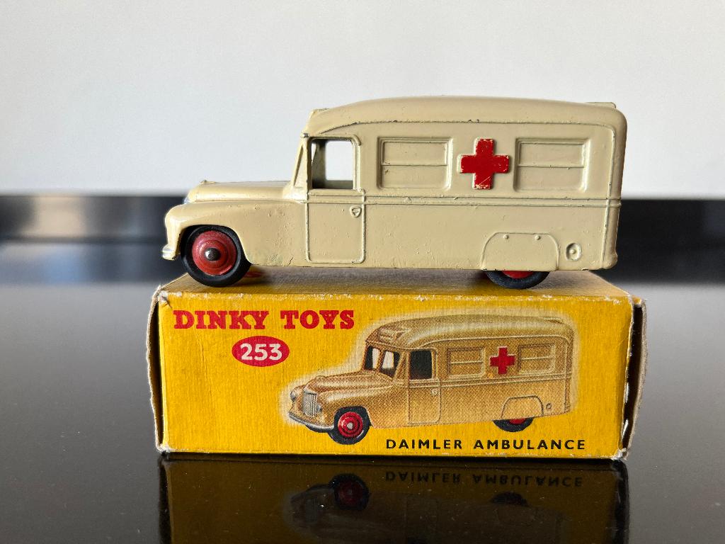 Dinky Toys #253 Daimler Ambulance, Ophalen of Verzenden, Gebruikt, Auto, Dinky Toys