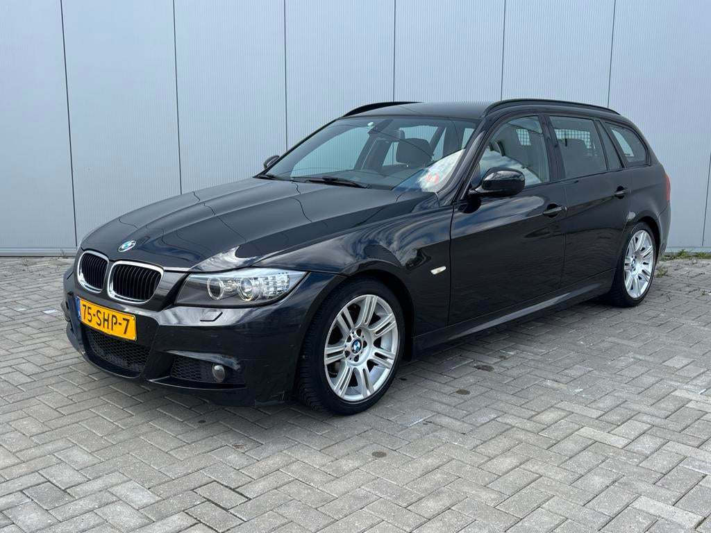BMW 3-Serie 2.0 I 318 Touring M-Edition NL AUTO / Dealer ond, Auto's, BMW, Euro 5, Zwart, 4 cilinders, Alcantara