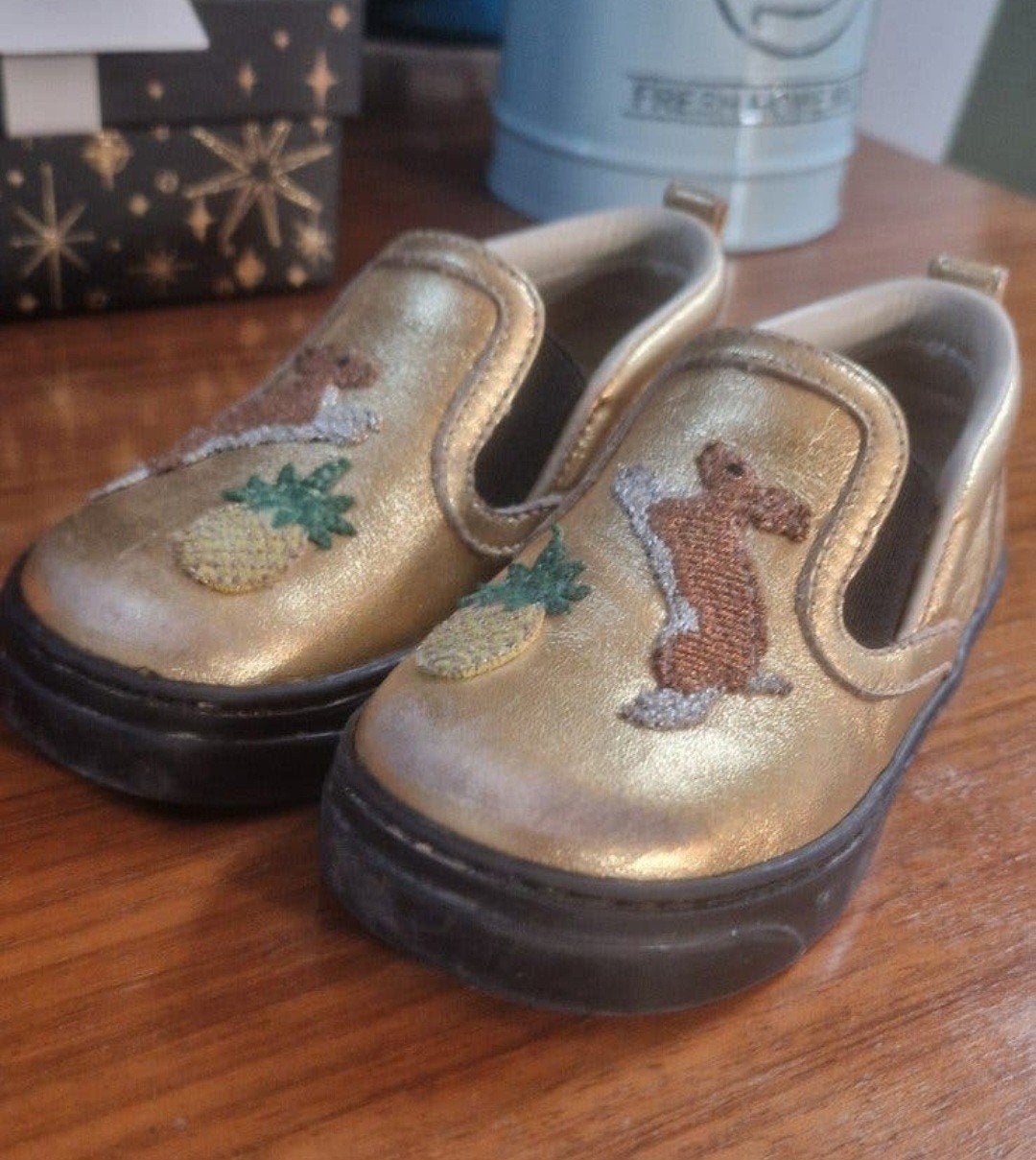 Gucci baby schoenen goud met konijn en ananas maat 21, Gebruikt, Jongen of Meisje, Gucci, Schoenen