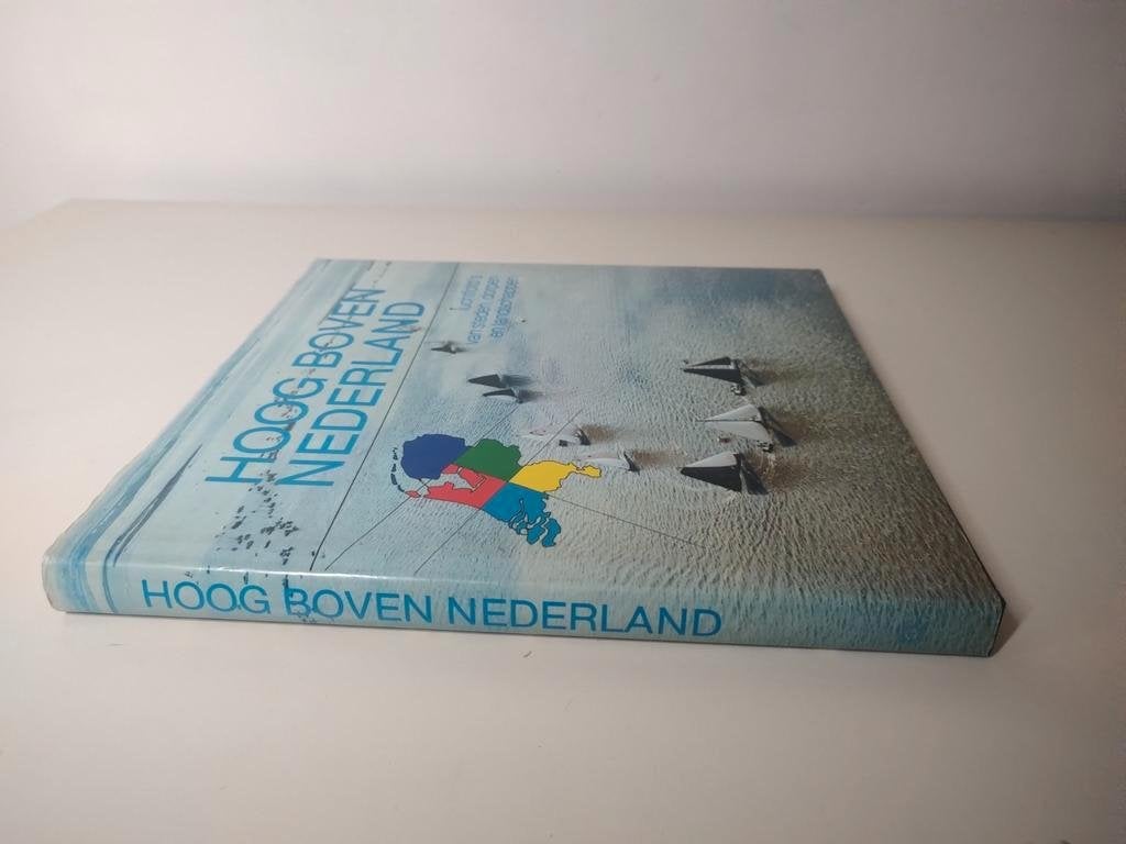 Hoog boven Nederland - luchtfoto`s van steden, dorpen en, Ophalen of Verzenden, Zo goed als nieuw, Aart van Zoest, Nederland