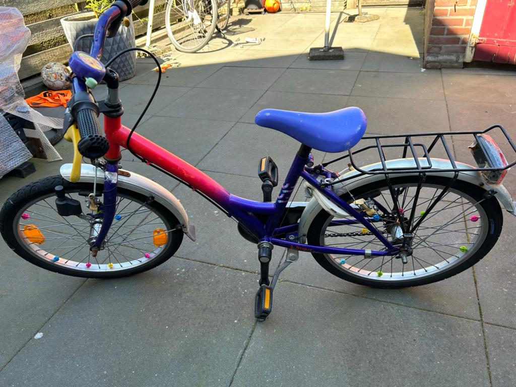 Kinderfiets 18inch met bagagedrager en handrem, Fietsen en Brommers, Fietsen | Meisjes, Ophalen, Terugtraprem, Gebruikt, Handrem