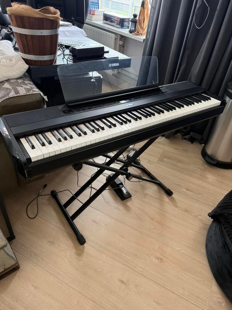 Yamaha P515 met voetpedaal en standaard, Zwart, Digitaal, Ophalen of Verzenden, Zo goed als nieuw