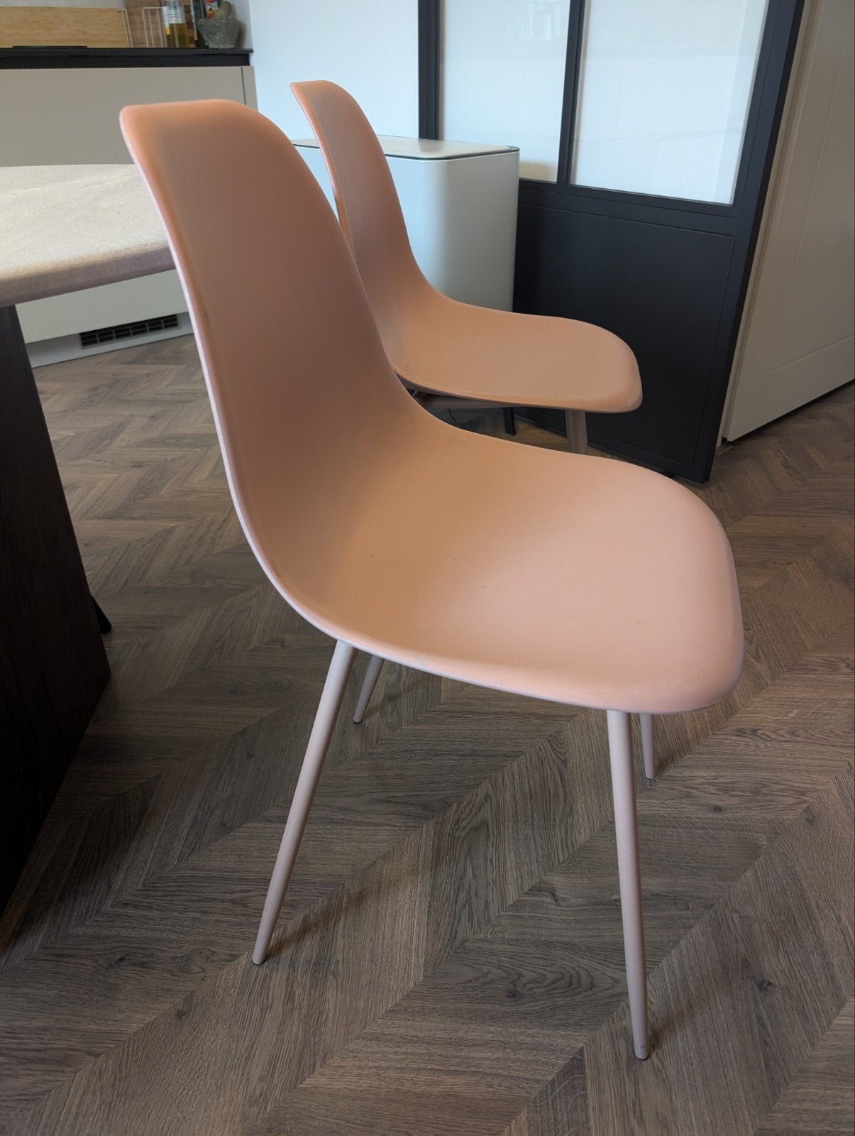 Twee roze eetkamerstoelen - zo goed als nieuw, Ophalen, Kunststof, Twee, Overige kleuren