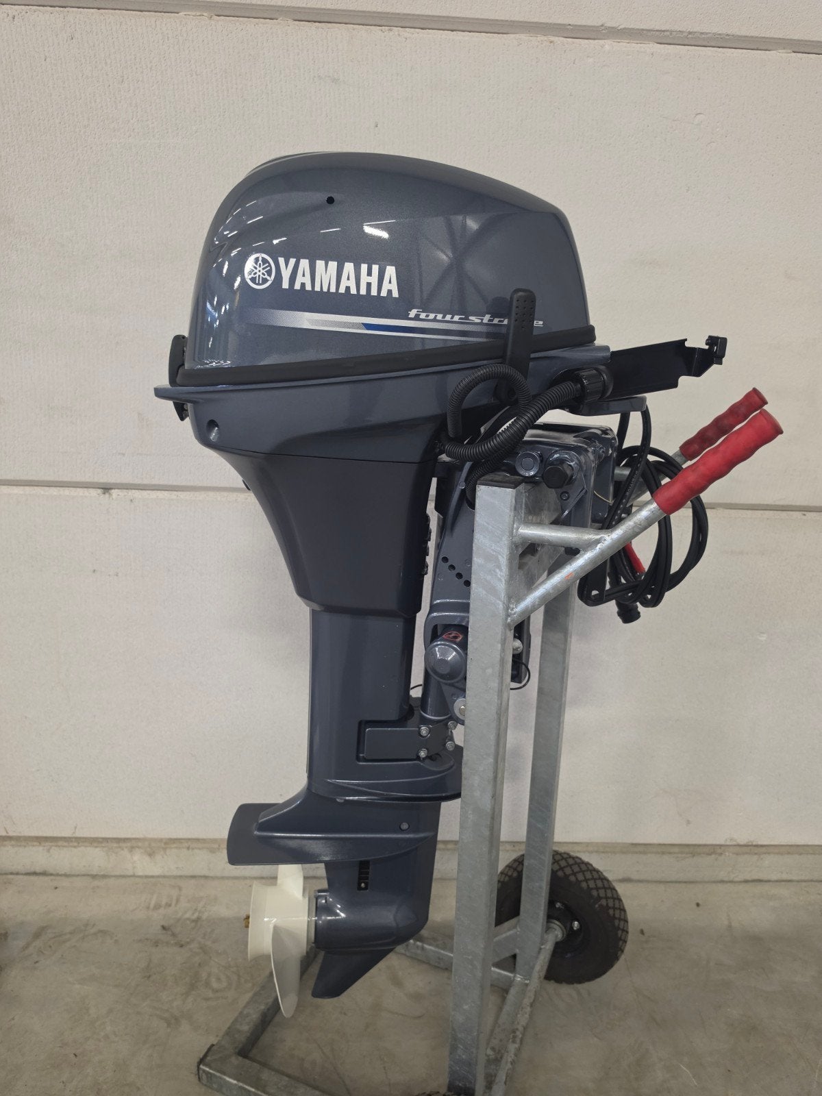 Foto 2 van Nieuwe Yamaha 9.9 High Thrust buitenboordmotor