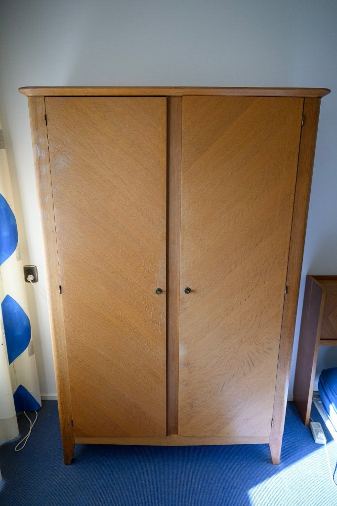 Vintage houten kledingkast met twee deuren, Gebruikt, 100 tot 150 cm, Vintage, 150 tot 200 cm