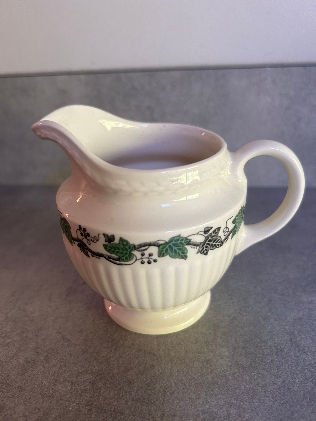 Wedgwood kannetje Stratford, Ophalen of Verzenden, Zo goed als nieuw, Porselein, Overige typen