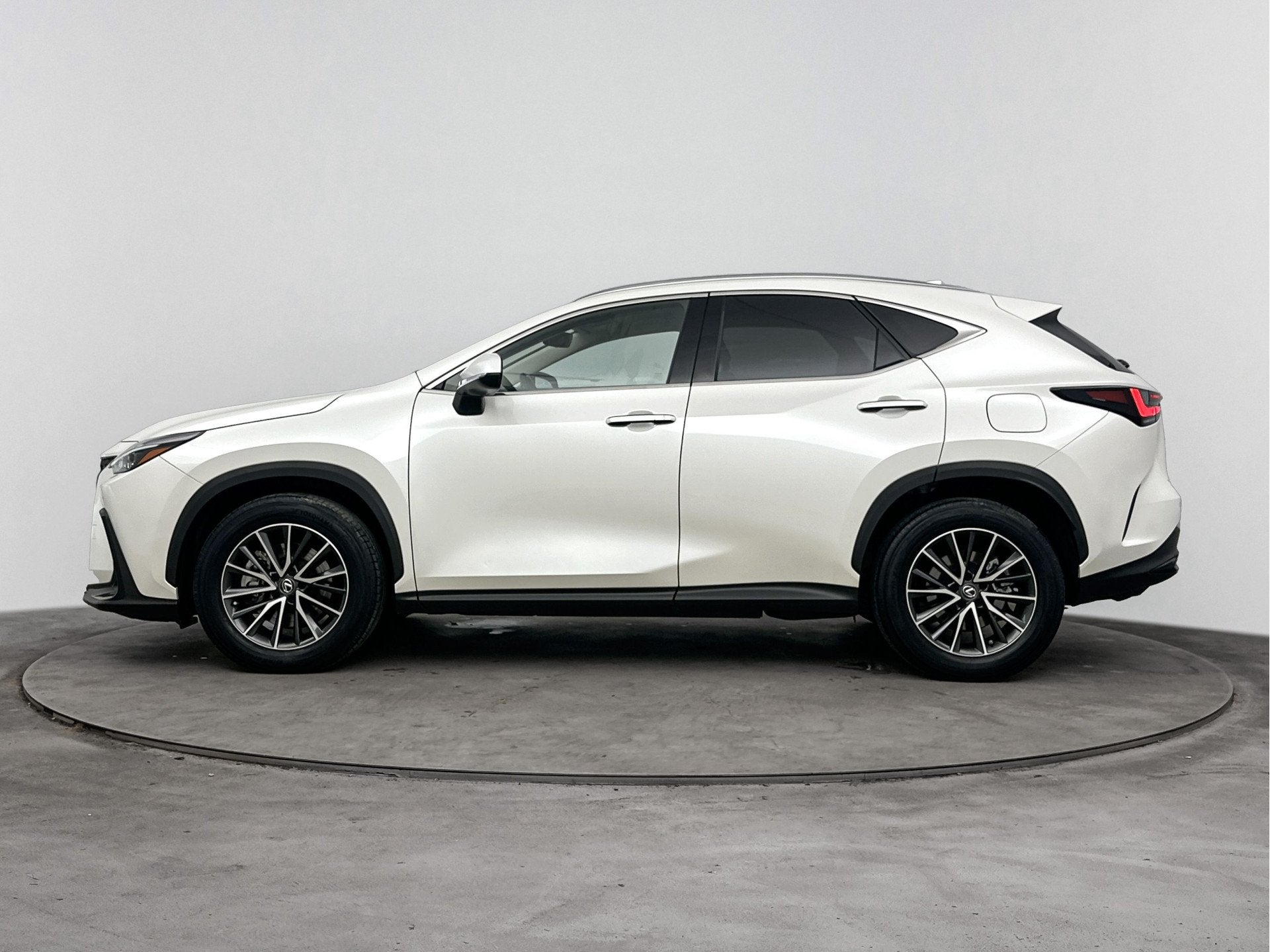 Lexus NX 450h+ AWD Luxury Line | Parkeersensoren V+A | Blind, Auto's, Automaat, 12 maanden, Gebruikt, 4 cilinders