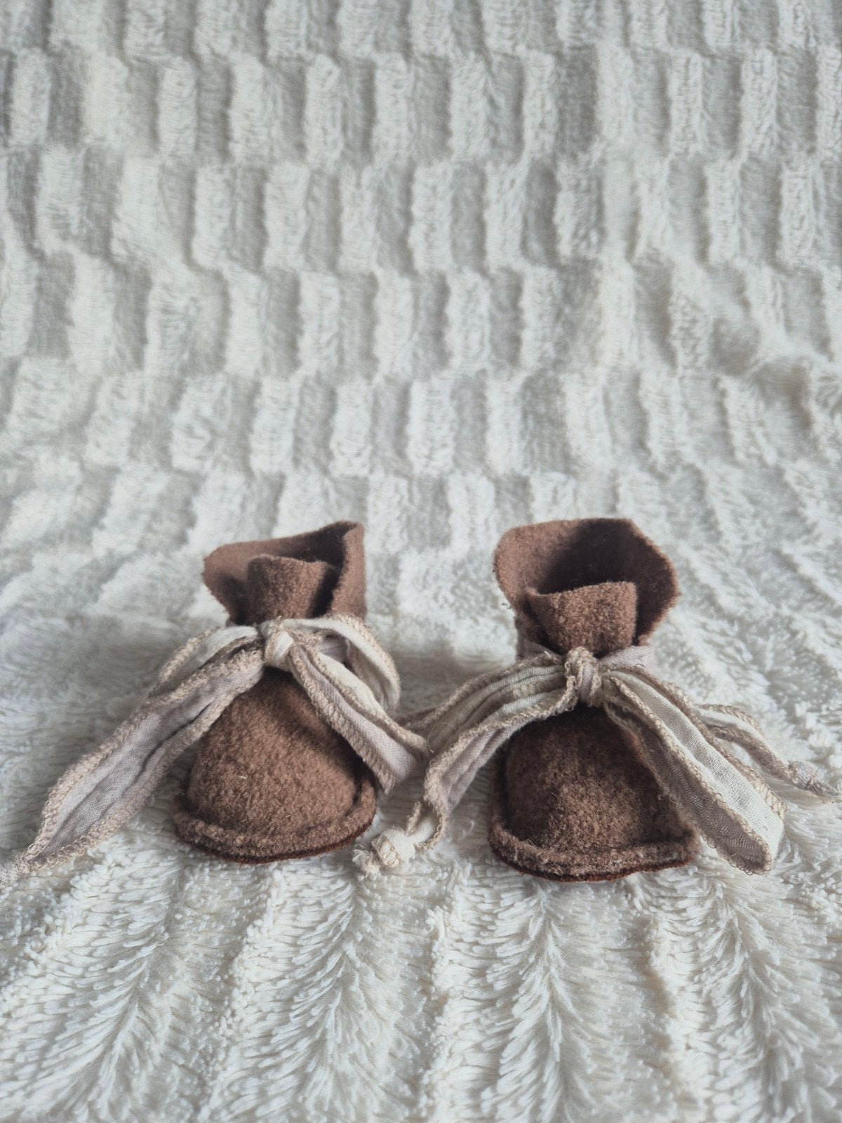 100% Wol Babyslofjes | Mocca |Mini pebbles, Slofjes, Jongetje of Meisje, Ophalen of Verzenden, Zo goed als nieuw