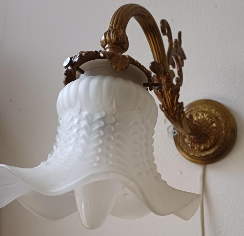 Antiek goudverguld wandlamp met blankglas geschulp kapje, Ophalen of Verzenden, Gebruikt