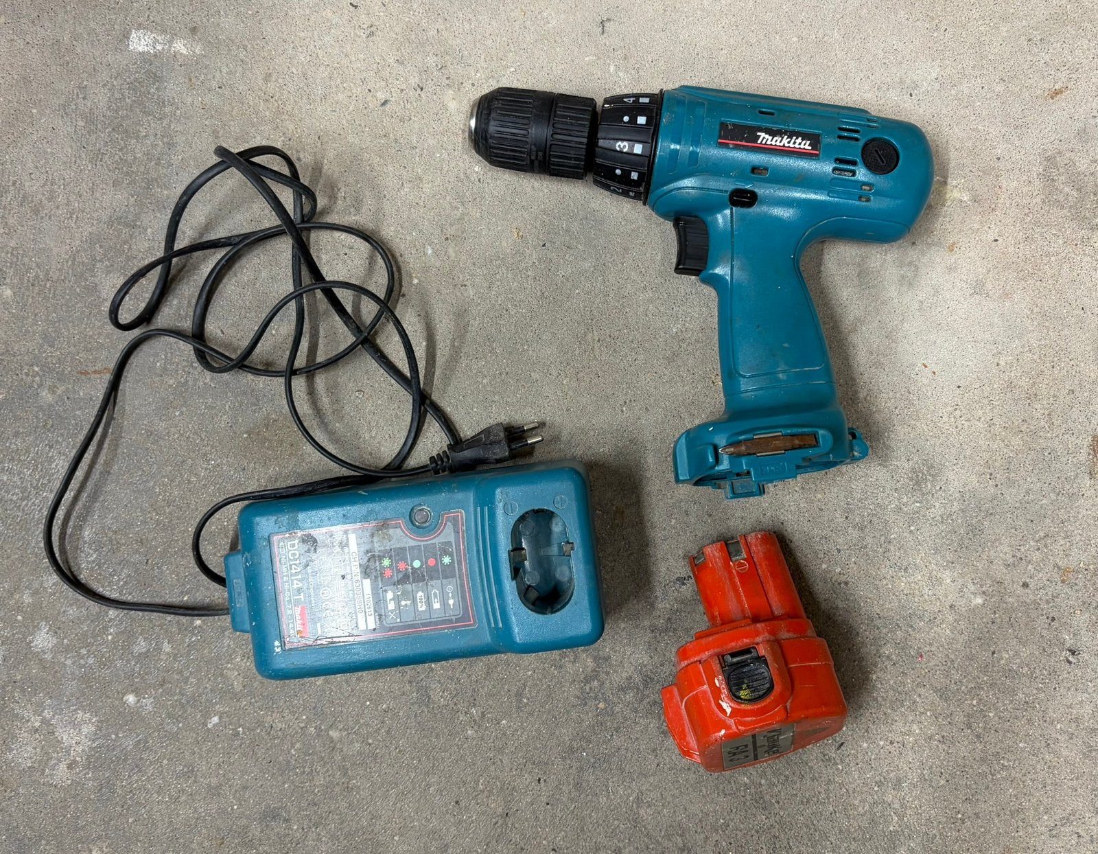Makita Accuboormachine 12V met lader en accu, Ophalen, Gebruikt, Minder dan 400 watt, Boor- en Schroefmachine