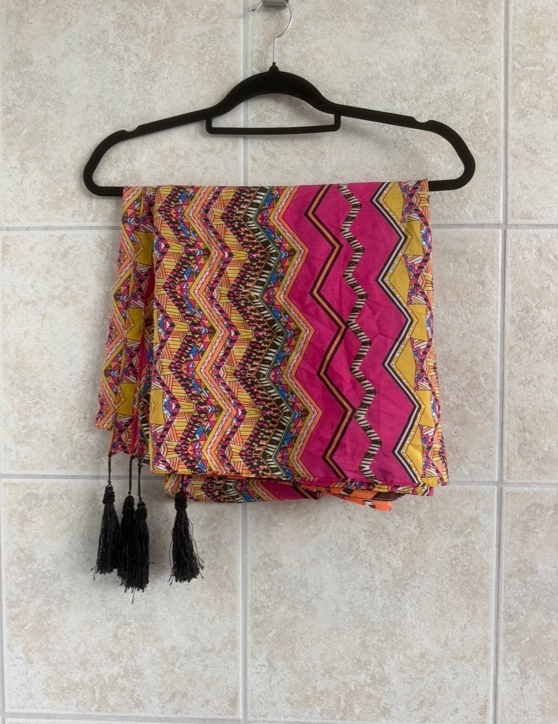 Kleurrijke sjaal met kwastjes, 100% viscose, Ophalen of Verzenden, Zo goed als nieuw, Maat 38/40 (M), Sjaal