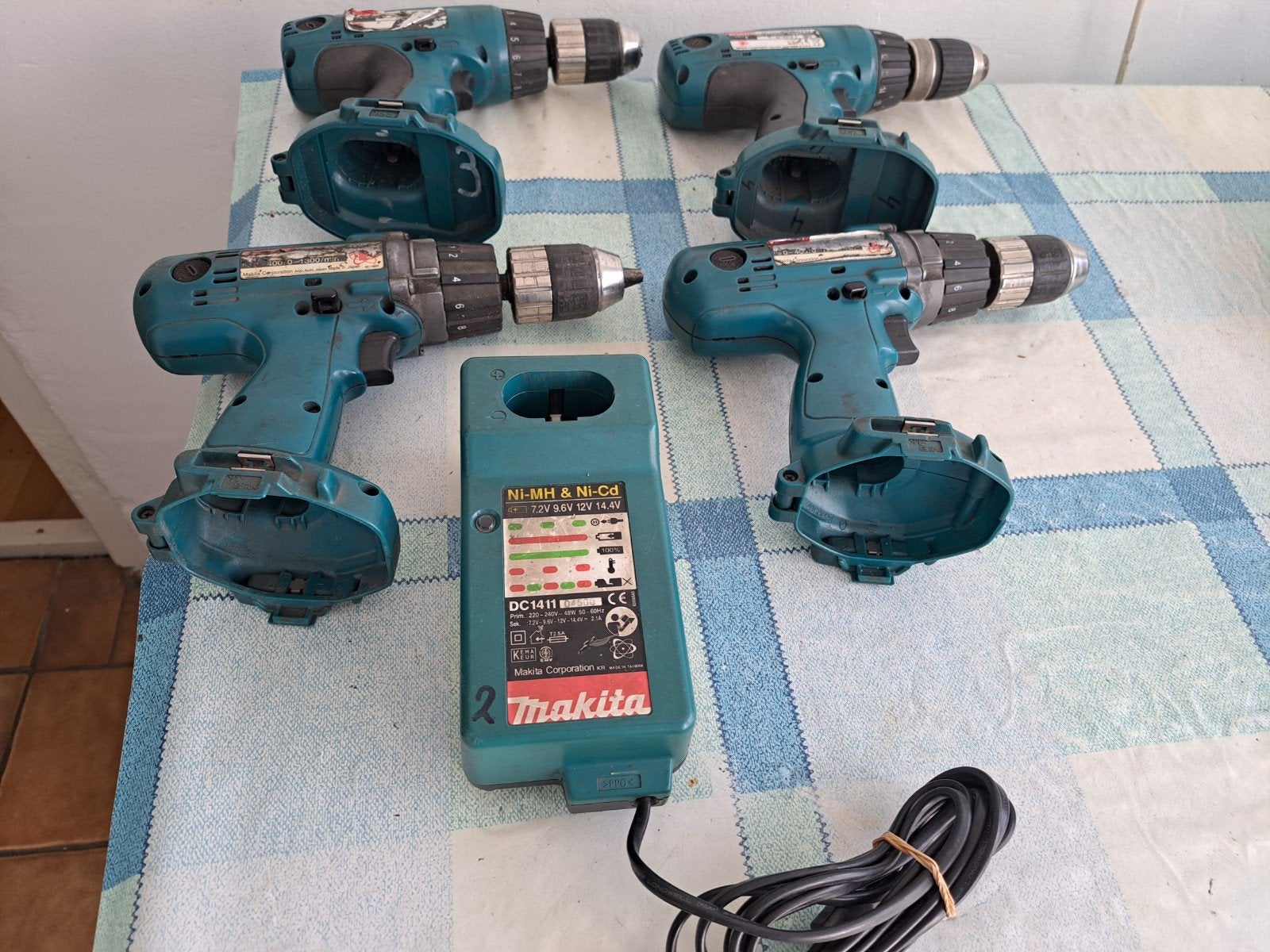 4 MAKITA 18 V en 14.4 V Accuboormachines met 1 Charger, Ophalen of Verzenden, Gebruikt, Boor- en Schroefmachine
