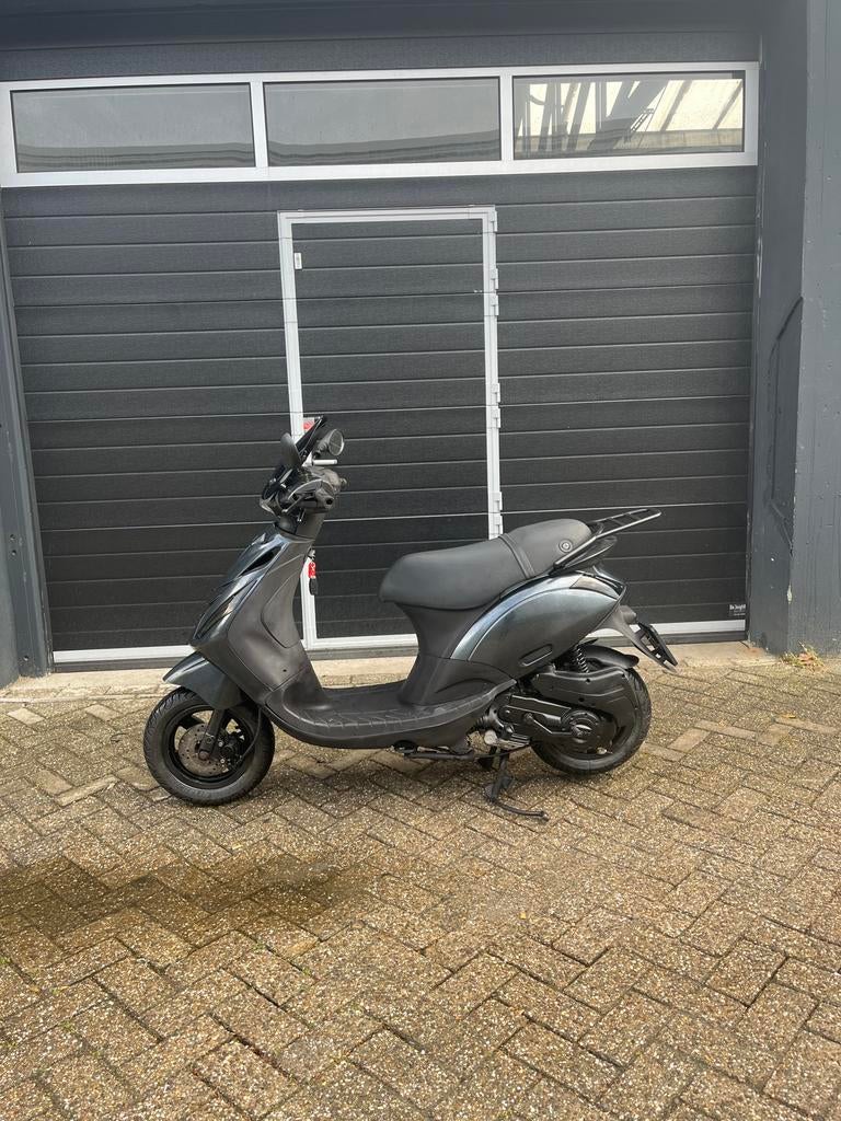 Piaggio zip 80CC (eerste eigenaar!), Fietsen en Brommers, Scooters | Piaggio, Ophalen, Maximaal 45 km/u, Zip, Zo goed als nieuw