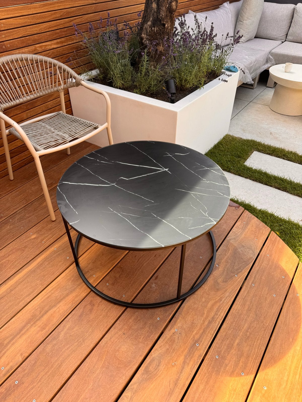 Ronde salontafel met glazen marmerlook blad, Ophalen, Rond, 50 tot 100 cm, Zo goed als nieuw