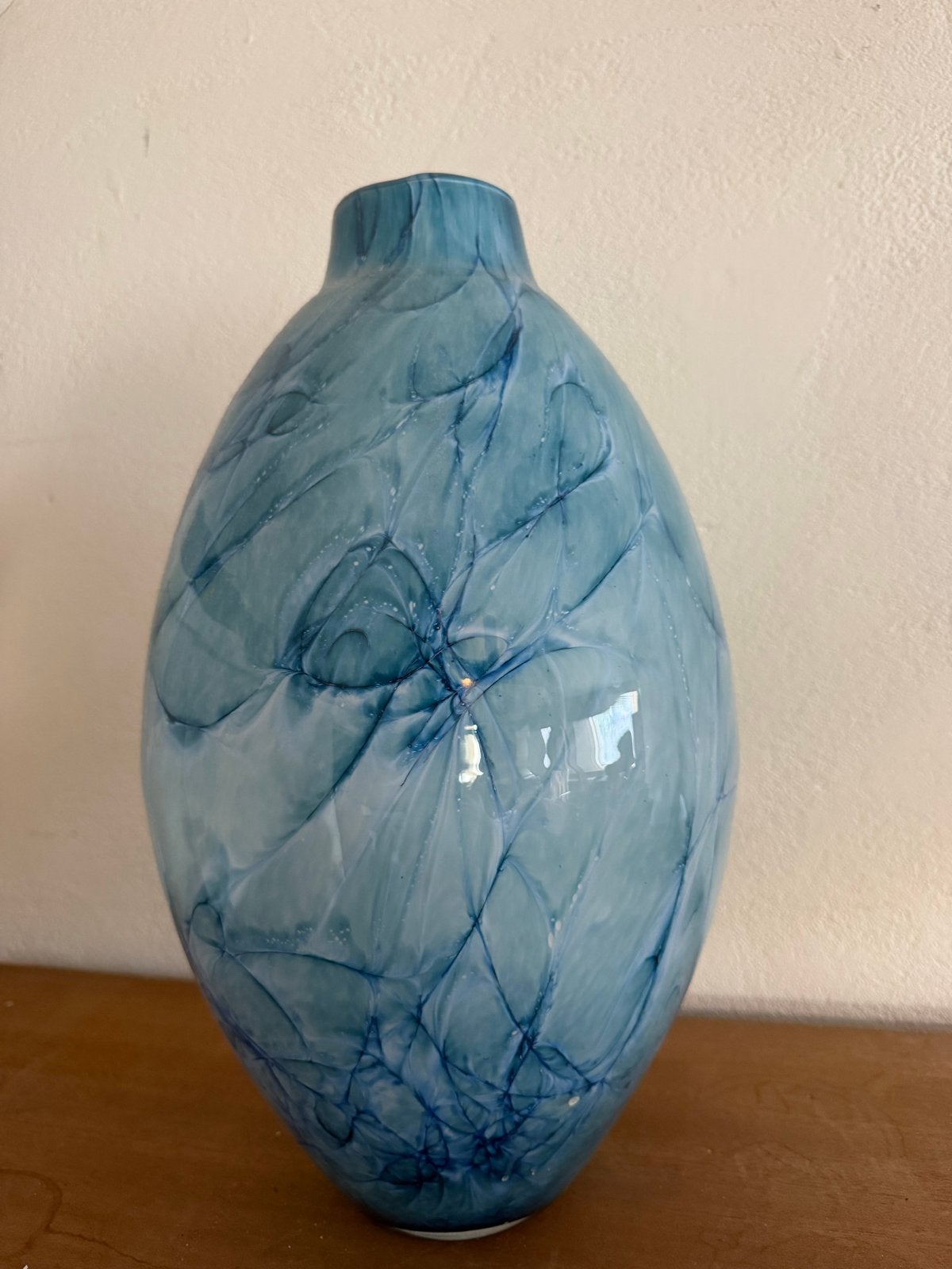 Grote FIDRIO blauwe glazen vaas met marmerlook - 43 cm hoog, Ophalen