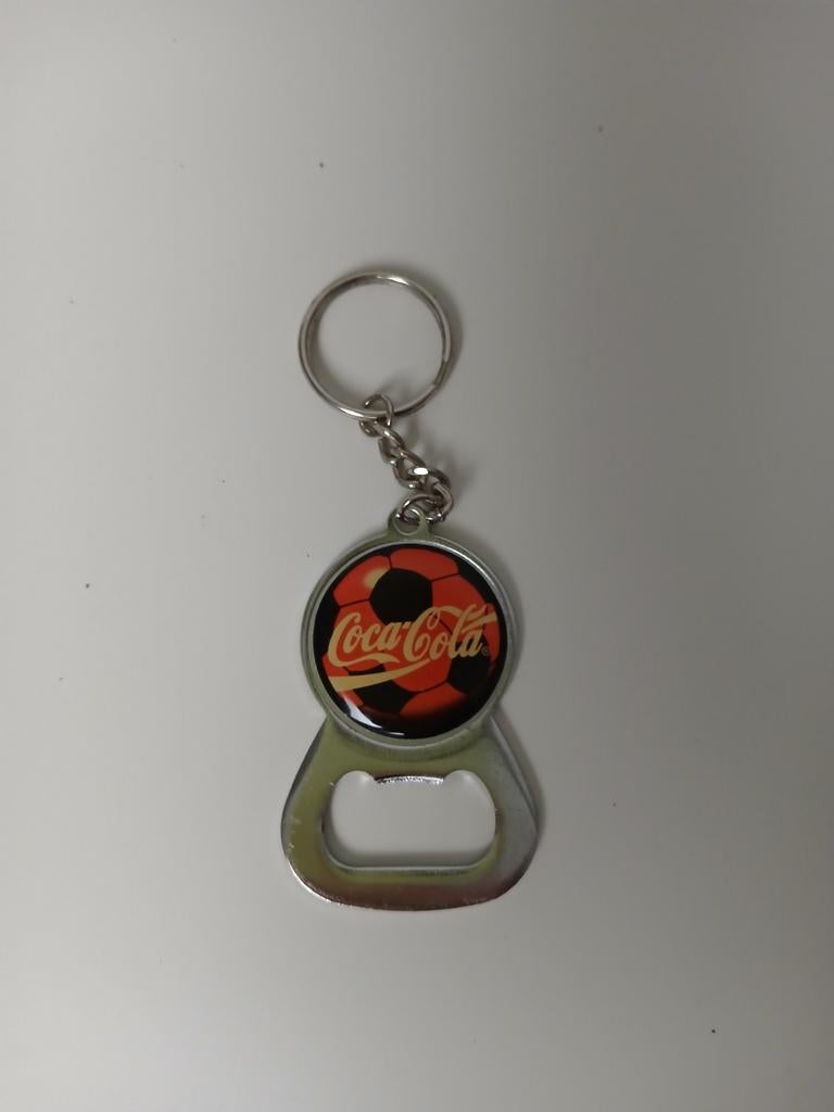 Vintage Coca-Cola sleutelhanger flesopener voetbal design, Ophalen of Verzenden, Gebruikt, Gebruiksvoorwerp