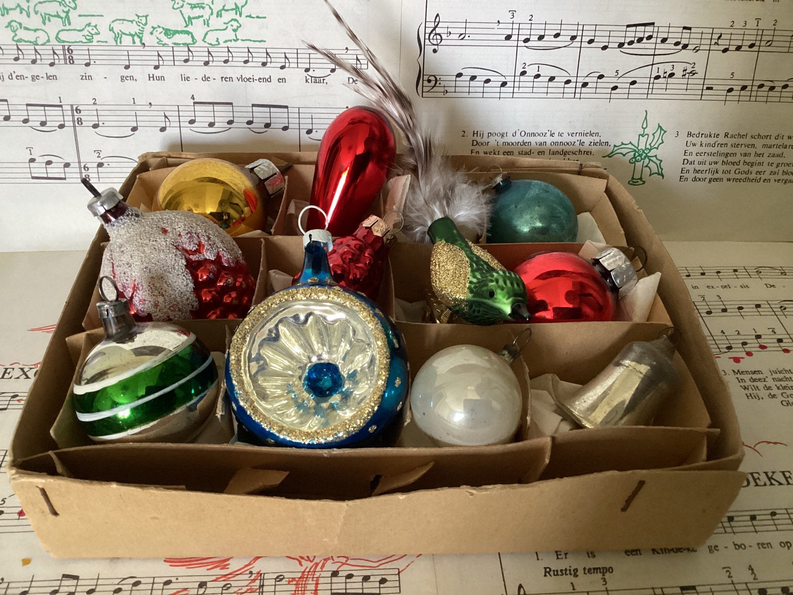12 stuks kerstbal figuren nog geen 25 euro bij Puurnostalgie, Diversen, Ophalen of Verzenden, Gebruikt