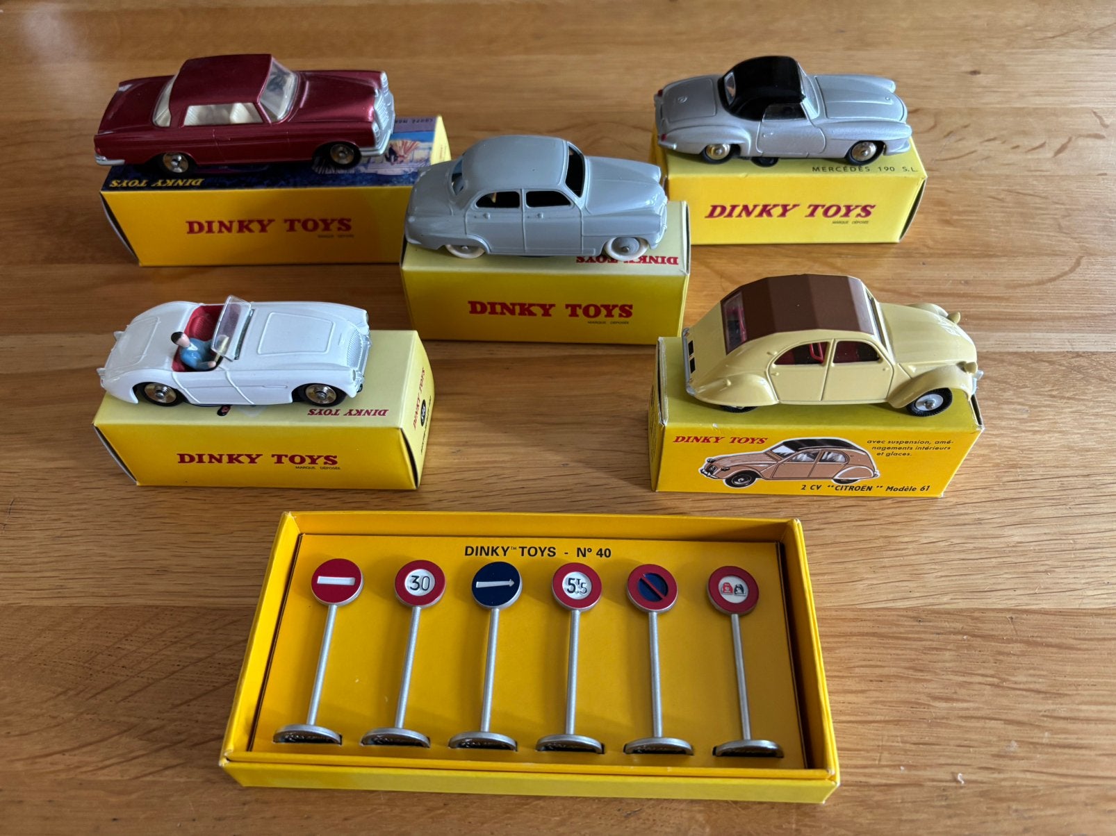 6 x Dinky Toys atlas + verkeersborden, Ophalen, Nieuw, Auto, Dinky Toys