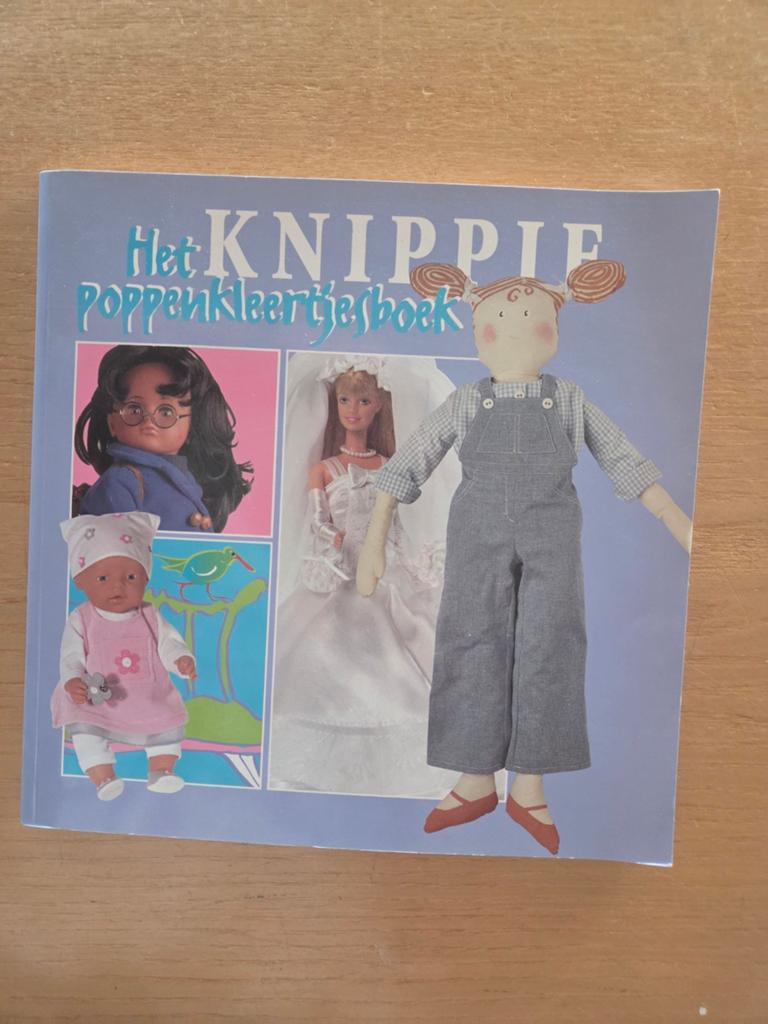 Het Knippie Poppenkleertjesboek - Maak zelf poppenkleding, Hobby en Vrije tijd, Kledingpatronen, Ophalen of Verzenden
