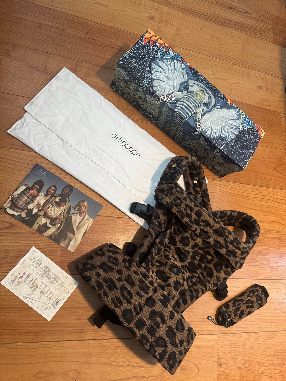 Artipoppe Draagzak Leopard - Zo goed als nieuw, Overige merken, Buik of Rug, Ophalen of Verzenden, Zo goed als nieuw