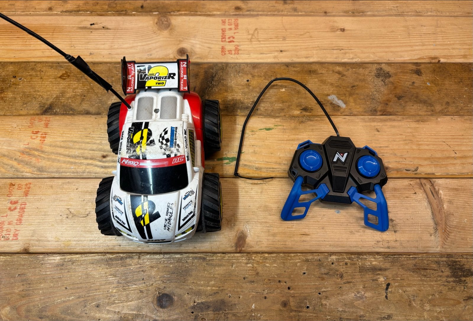 Nikko VaporizR Two RC auto - Wit/Rood - Amfibisch, Hobby en Vrije tijd, Gebruikt, Auto offroad, RTR (Ready to Run), Overige schalen