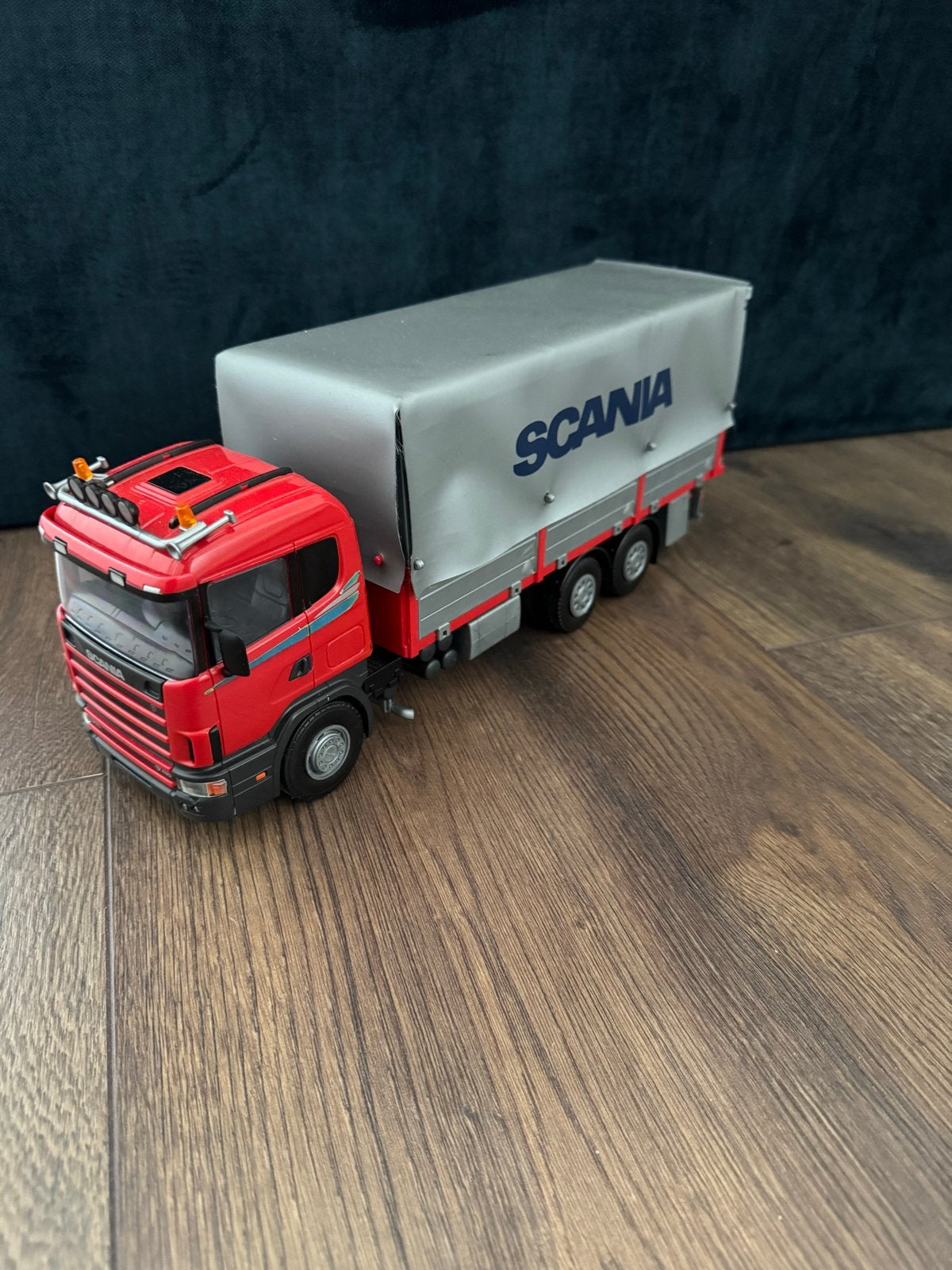 Emek Scania vrachtwagen met zeiloplegger, Overige merken, Groter dan 1:32, Ophalen of Verzenden, Zo goed als nieuw