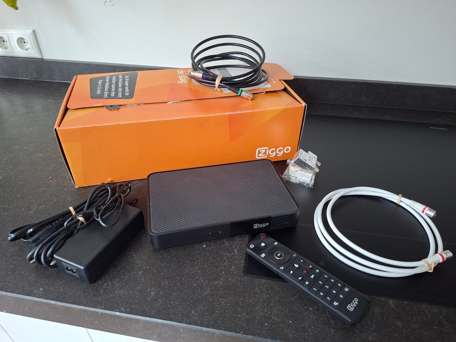Ziggo Mediabox XL (DCX960) met afstandsbediening en kabels, Ophalen of Verzenden, Zo goed als nieuw, Harddiskrecorder