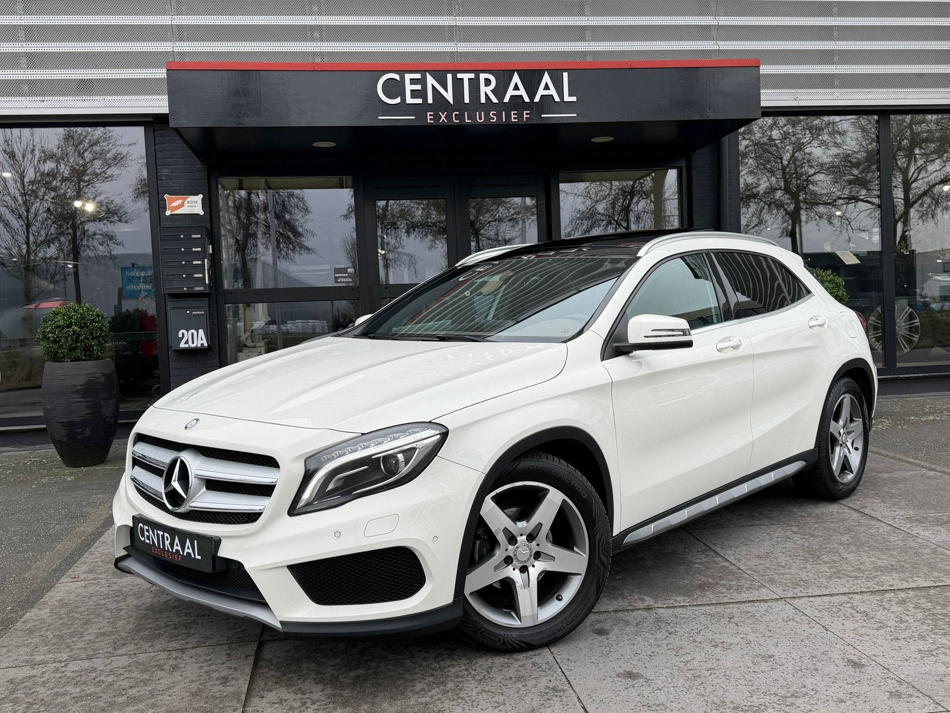 Mercedes-Benz GLA-klasse 200 Prestige AMG Leder|Pano|Xenon|C, Auto's, Gebruikt, Euro 6, 715 kg, Wit