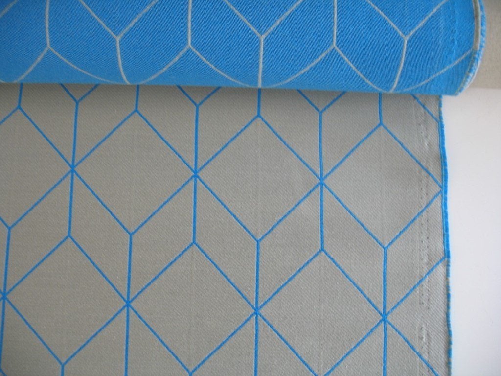 Maharam Bright Cube Aqua blauw+grijs max. 8 meter meubelstof, Hobby en Vrije tijd, Overige materialen, 120 cm of meer, Ophalen of Verzenden