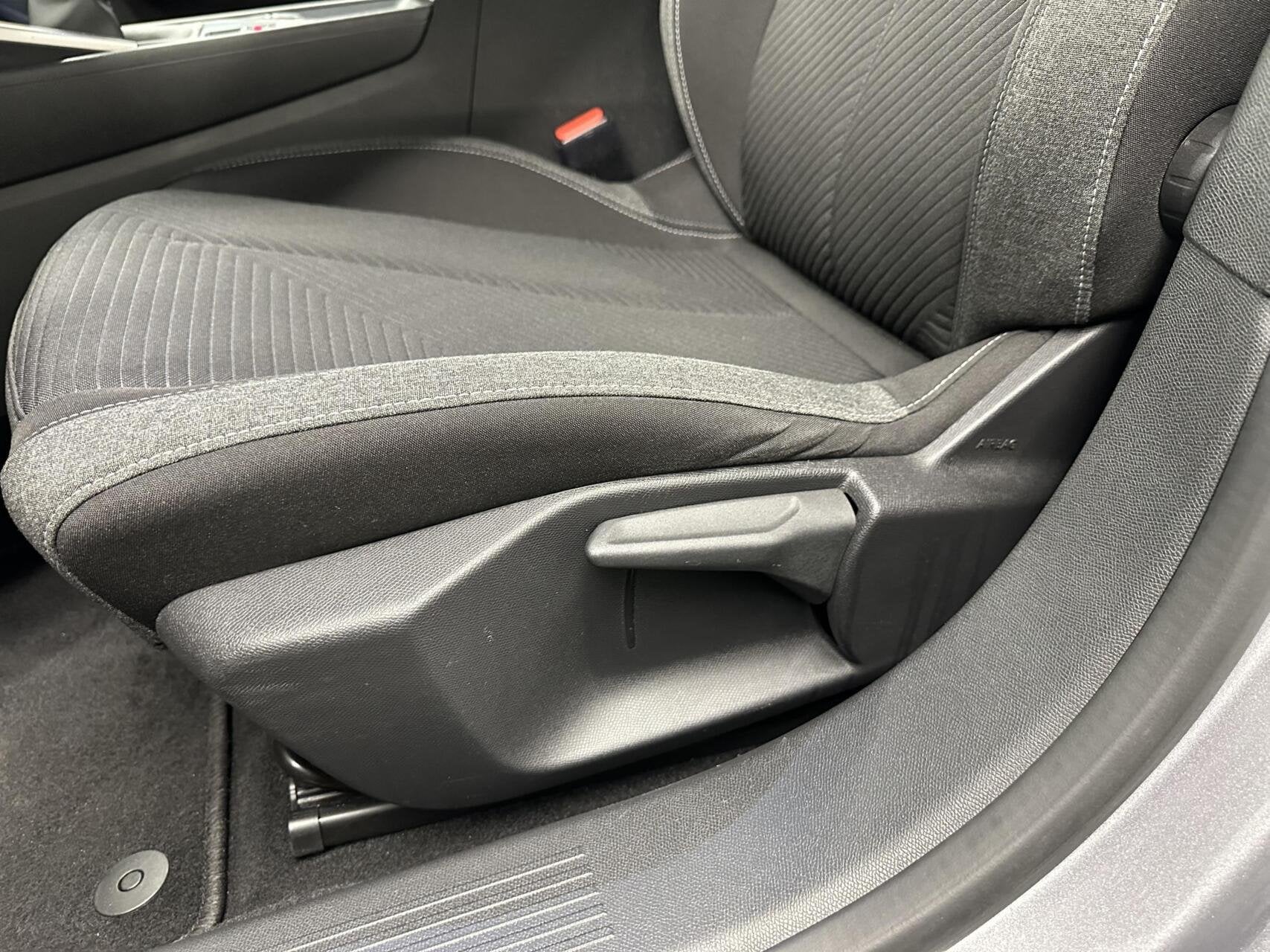 Foto 15 van Peugeot 308 1.2 PureTech Active Pack Business CARPLAY NAVI C