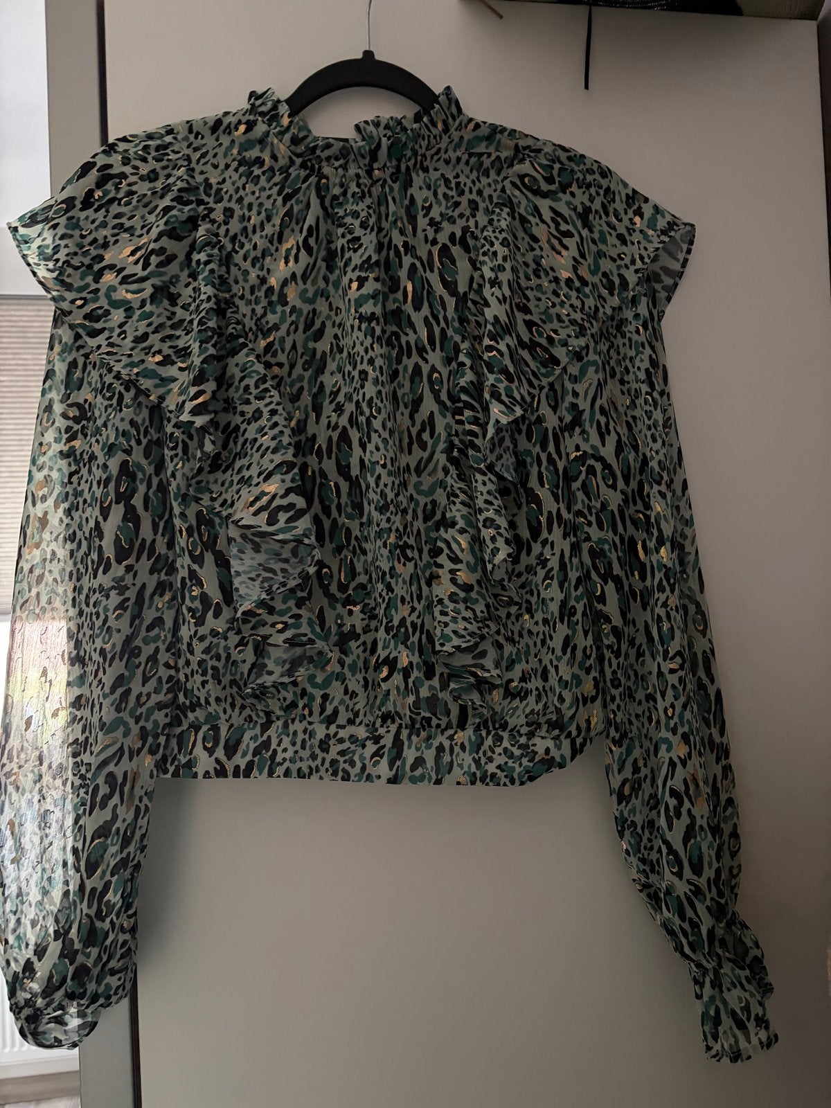 Vera Lucy Blouse met Luipaardprint en Ruches - Maat M, Ophalen of Verzenden, Zo goed als nieuw, Maat 38/40 (M), Groen