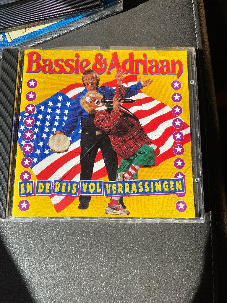 Bassie & Adriaan - En de Reis Vol Verrassingen CD, Cd's en Dvd's, Cd's | Kinderen en Jeugd, 6 tot 9 jaar, Ophalen of Verzenden