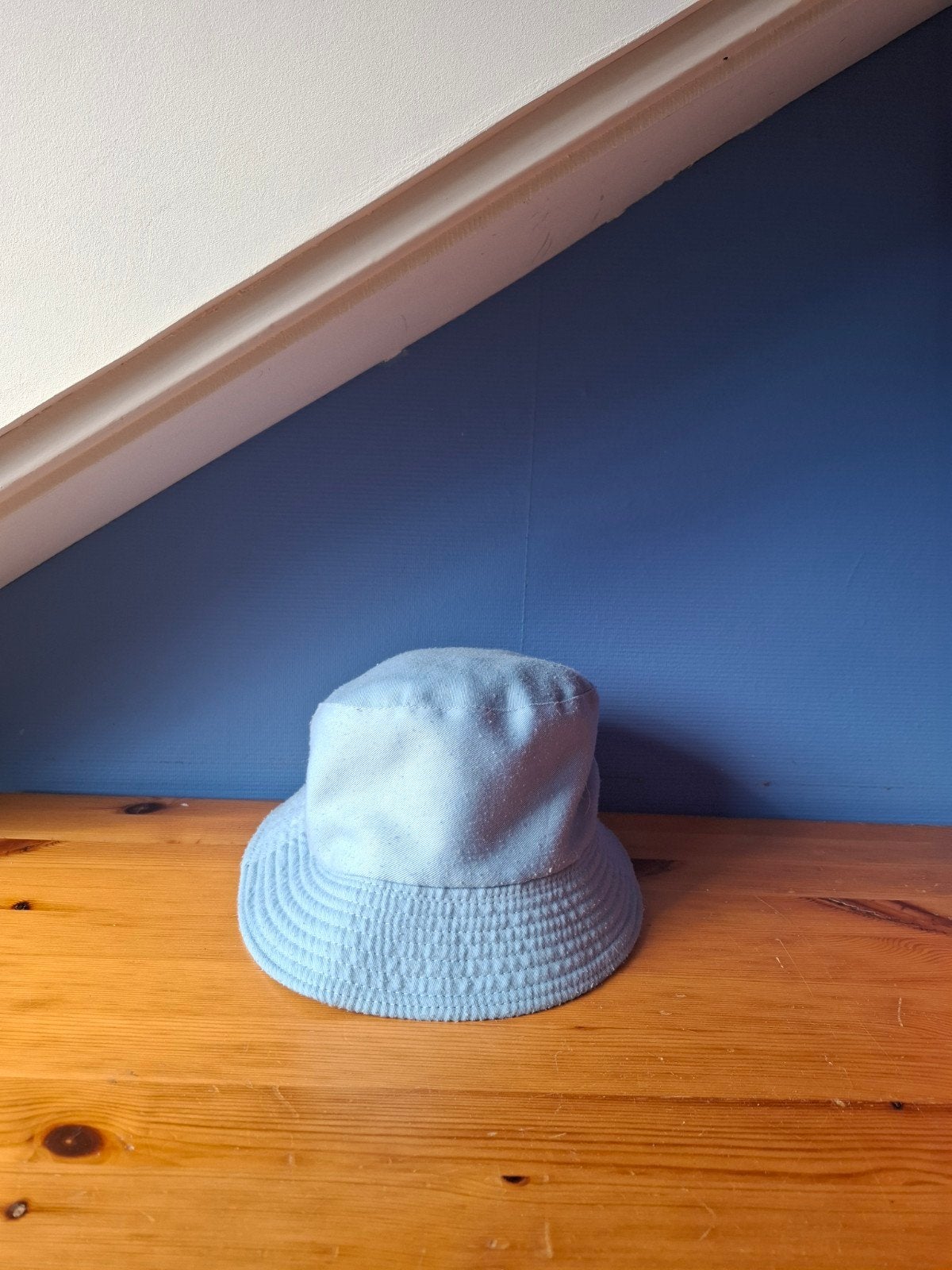 Zwarte/lichtblauwe omkeerbare bucket hat, Kleding | Dames, Verzenden, Zo goed als nieuw, One size fits all, Hoed