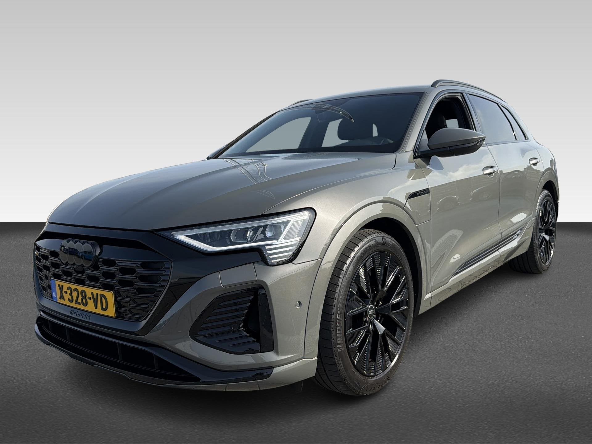 Audi Q8 e-tron 50 quattro 95kWh 340pk S Edition, Automaat, 131 €/maand, Zwart, Lichtsensor