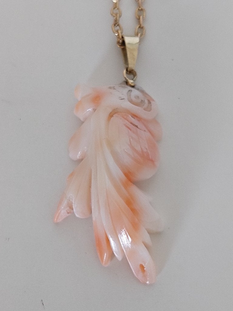 14 KARAAT BLOEDKORAAL CHINEES HANGER, Gebruikt, Ophalen of Verzenden, Roze, Goud